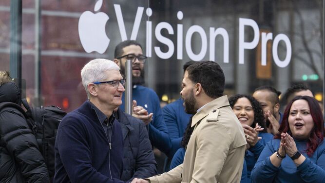 Tim Cook, ante una tienda Apple en el lanzamiento de las gafas Apple Vision Pro.