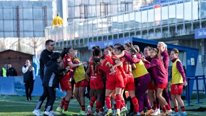 El Sevilla Femenino celebra jubiloso el empate en el minuto 93.