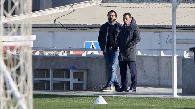 Víctor Orta y José María del Nido Carrasco en el entrenamiento del Sevilla.