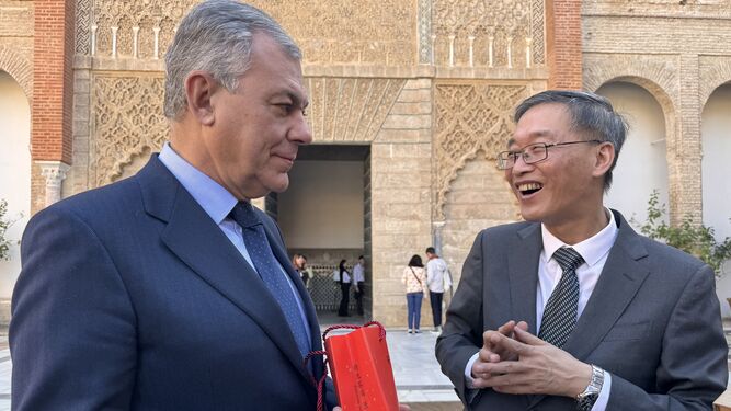 El alcalde de Sevilla, José Luis Sanz, recibe en el Real Alcázar al Embajador de China en España