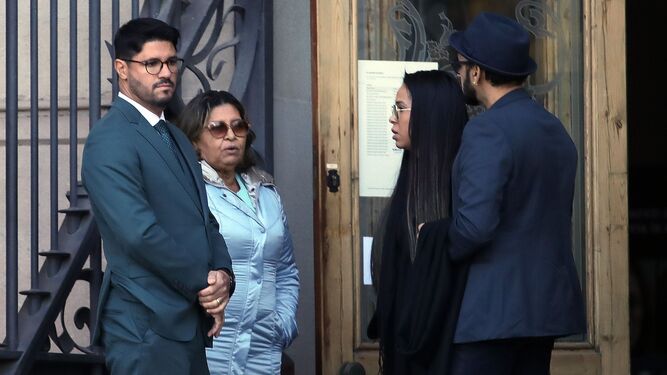 La familia de Dani Alves, en la puerta de la Audiencia de Barcelona.