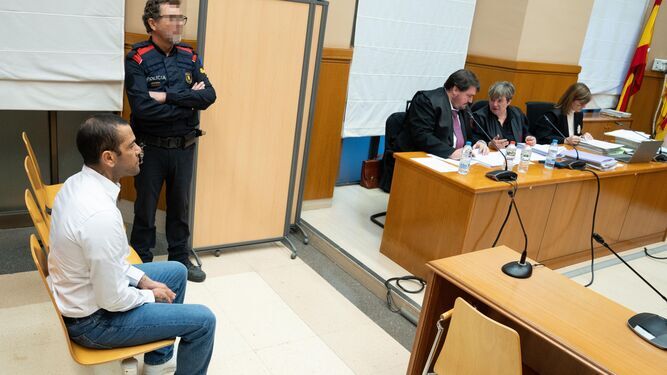Dani Alves, sentado en el banquillo de los acusados durante el juicio.