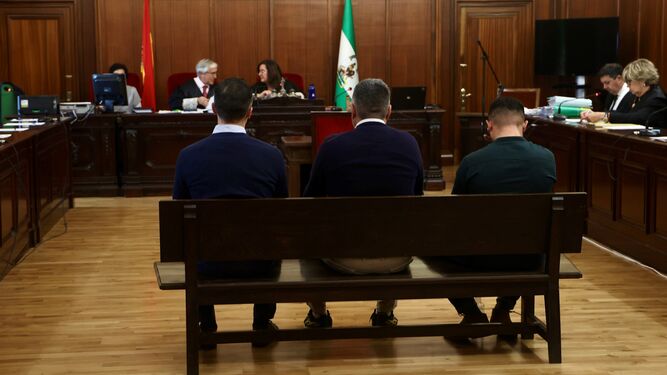 Los tres acusados (Raúl P.M. está a la izquierda). Y a la derecha, el fiscal y la abogada del guardia civil.