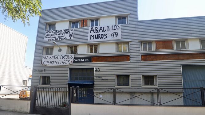 El Ayuntamiento de Sevilla solicita por la vía judicial el desalojo de cuatro naves municipales ocupadas en el Polígono Store