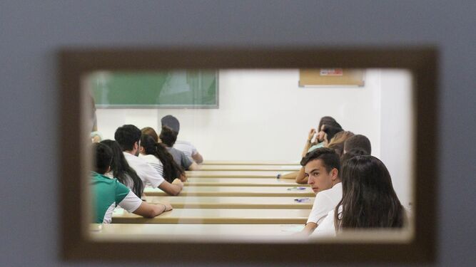 Estudiantes realizando un examen en una facultad de la US.