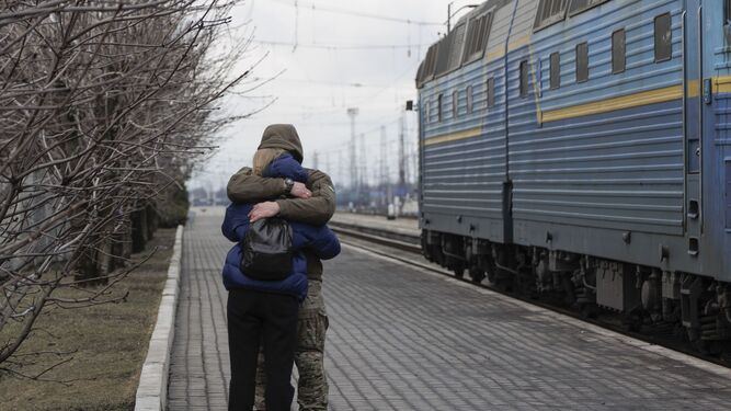 Dos personas se despiden durante una evacuación en la región de Donetsk.