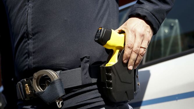 Imagen de archivo de una gente de Policía con una pistola táser.