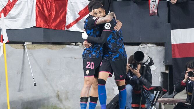 Isaac y En-Nesyri se abrazan tras uno de los goles en Vallecas.