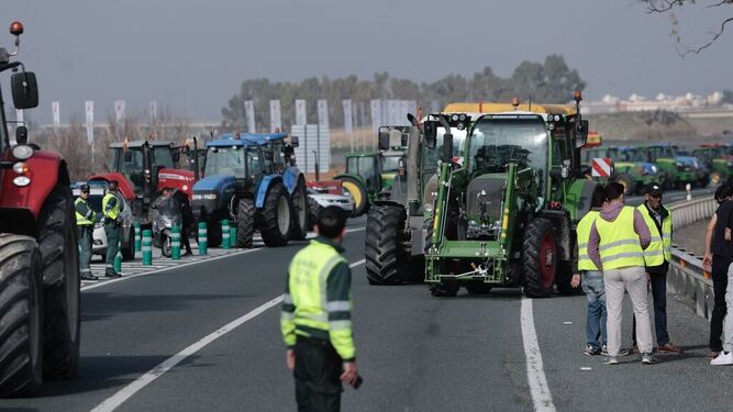 Las protestas de los agricultores en Andalucía volvieron a provocar cortes de tráfico.