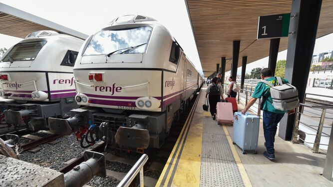 Viajeros en la estación de tren de Algeciras.
