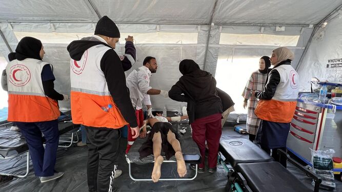 Palestinos heridos reciben tratamiento en un punto médico establecido en Rafah.