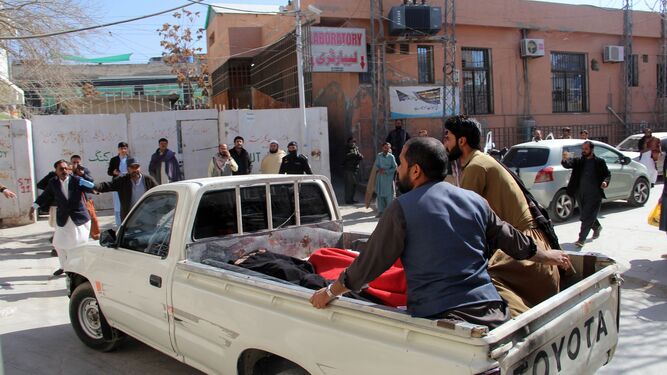 Varias personas trasladan heridos a un hospital de Quetta.