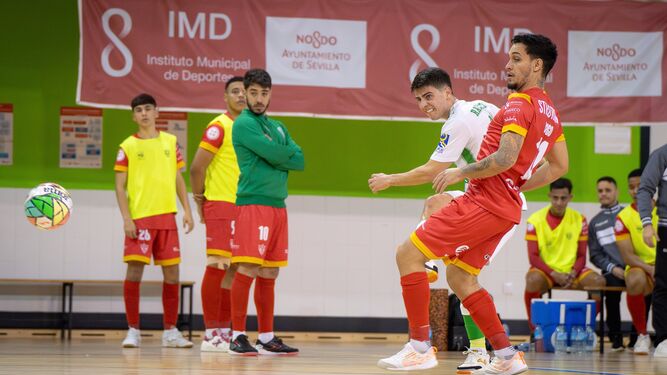 Raúl Jiménez dispara a puerta en el último amistoso entre el Betis Futsal y el Córdoba.