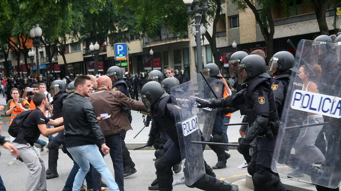 Una carga de la Policía Nacional en Tarragona, el 1-O de 2017.