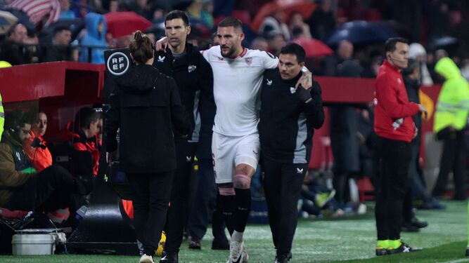 Gudelj es ayudado a abandonar el campo en el Sevilla-Athletic, el 4 de enero.