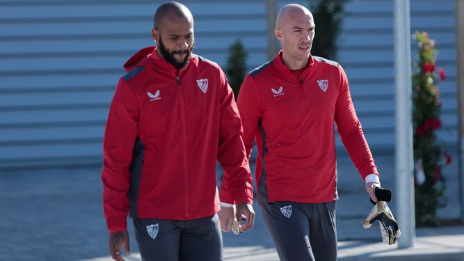 Marcao y Dmitrovic, en la ciudad deportiva del Sevilla.