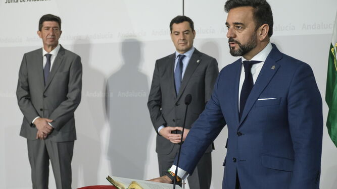 Manuel Alejandro Cardenete, en su toma de posesión como consejero de Educación, junto a Juanma Moreno y Juan Marín.