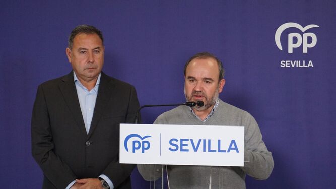 El vicesecretario de Agricultura, Ganadería y Agua del PP de Sevilla, Alberto Sanromán, junto al presidente del PP de Sevilla, Ricardo Sánchez.