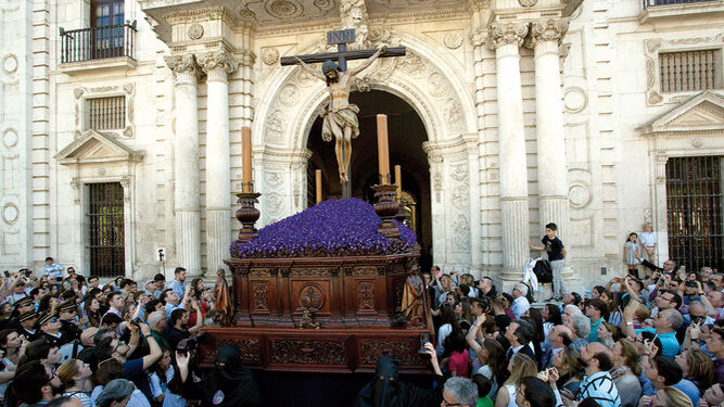 El Cristo de la Buena Muerte saliendo del Rectorado de la Universidad de Sevilla.