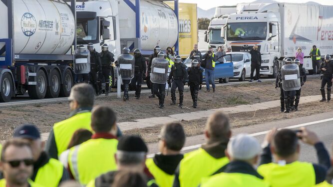 Antidisturbios se preparan para disolver a agricultores en Murcia