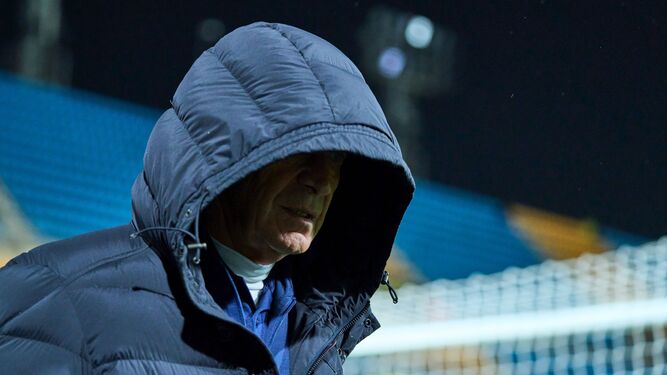 Manuel Pellegrini se protege del frío con un abrigo antes del inicio del encuentro en Cádiz.