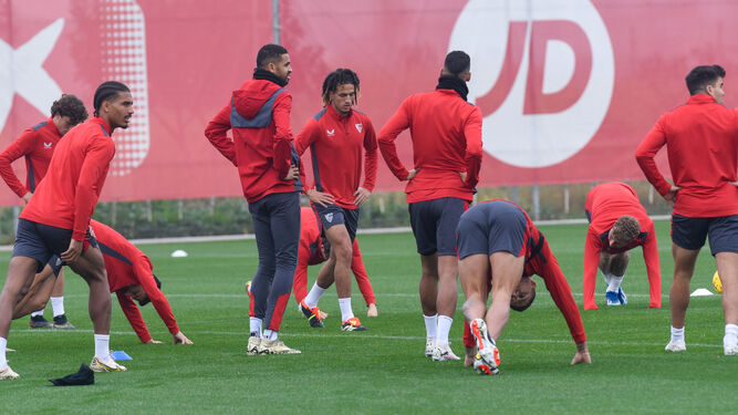 Los futbolistas del Sevilla, Hannibal en el centro, parecen buscar una referencia en el entrenamiento.
