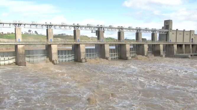 La Confederación Hidrográfica aclara que la presa de Alcalá del Río no está desembalsando agua