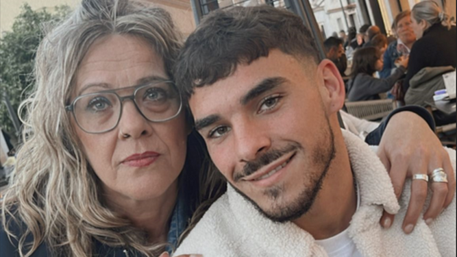 Isaac posa con su madre, Macarena Bernal, para este diario en la Plaza de España de Lebrija.
