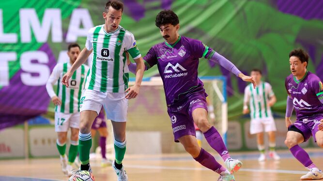 El bético Lin avanza ante la presión del jugador del Palma Futsal Gordillo.
