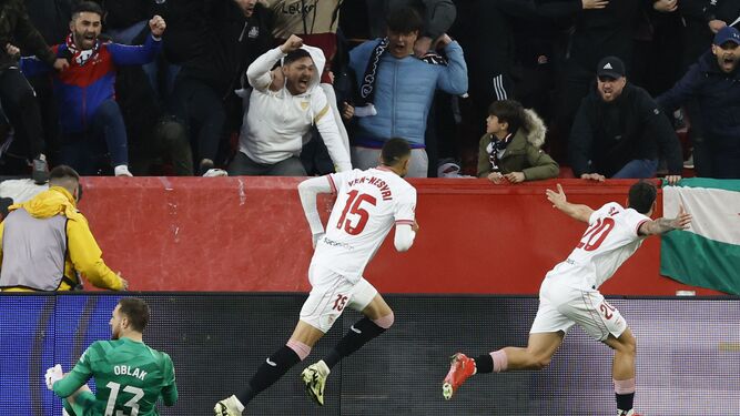Isaac Romero corre celebrando su gol al Atlético mientras En-Nesyri sale detrás a felicitarlo.