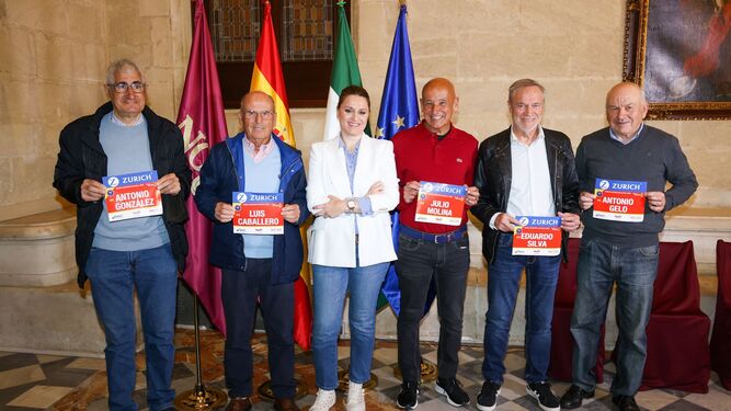 Homenaje a los cinco atletas que han acabado todas las ediciones del Maratón de Sevilla.