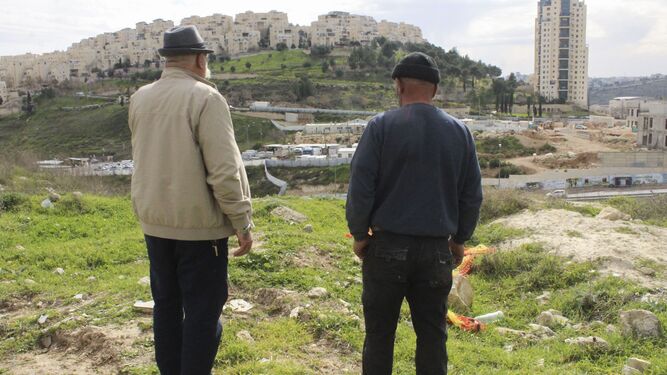Los primos Yamal y Osama Abu Tair, de Um Tuba, contemplan en frente el asentamiento israelí de Har Homa.