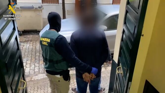 Antonio Tejado sale esposado por la Guardia Civil tras el registro de su vivienda en el centro de Sevilla, el pasado 9 de febrero.