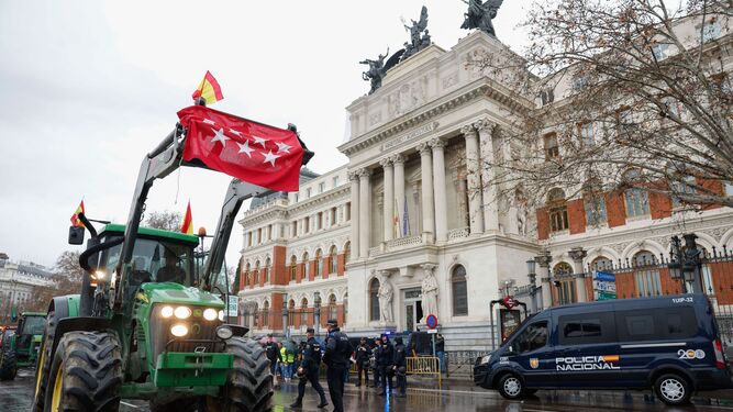 Agricultores a las puertas del Ministerio de Agricultura en Madrid.