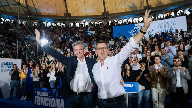 El candidato del PPdeG a la presidencia de la Xunta, Alfonso  Rueda, junto al presidente del PP nacional, Alberto Núñez Feijóo, en el mitin en Pontevedra.