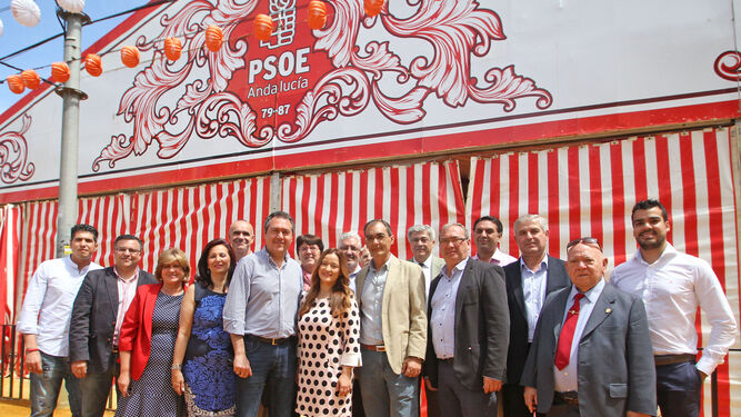 Juan Espadas delante de la caseta del PSOE en una imagen de archivo.