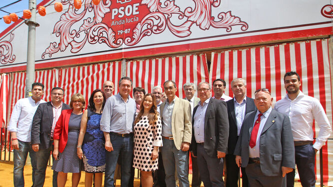 Juan Espadas delante de la caseta del PSOE en una imagen de archivo.