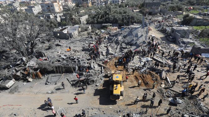 Palestinos trabajan en una zona atacada por el Ejército israelí en Zawaida, en Gaza.