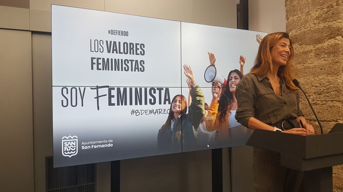 La concejala Isa Blanco con una de las imágenes de la campaña del 8M Soy Feminista.