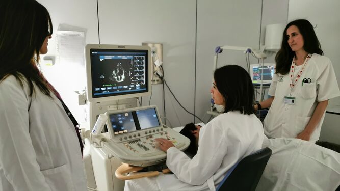 Las integrantes de la unidad durante un estudio ecocardiográfico en la consulta de insuficiencia cardiaca
