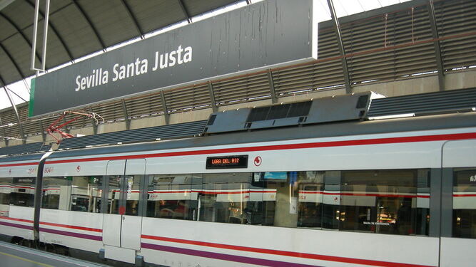 Un tren Civia de Cercanías en Santa Justa