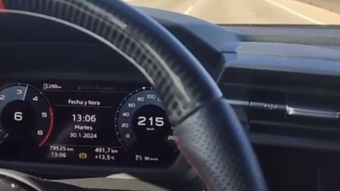 Un joven se graba un vídeo conduciendo a 215 km/h y lo sube a una red social