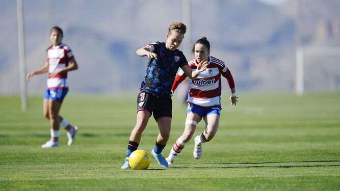 Amanda Sampedro controla un balón contra el Granada.