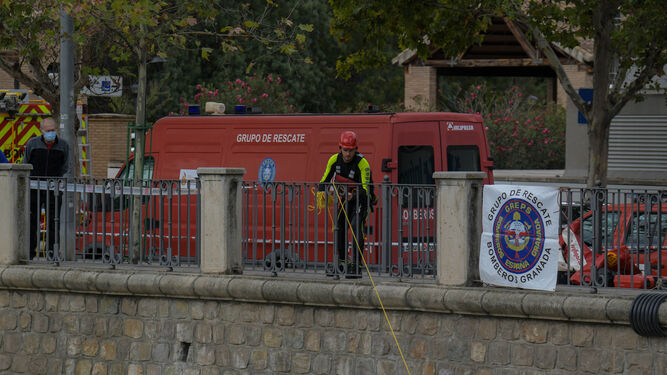 Un bombero durante un simulacro de rescate en el Genil en Granada.