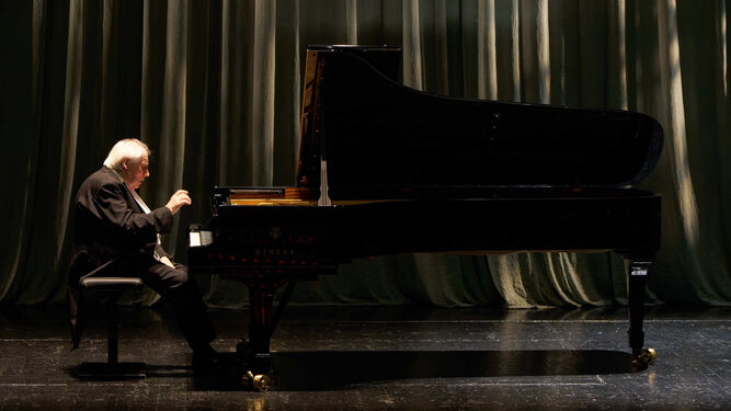 Sokolov y un piano, no es necesario nada más.