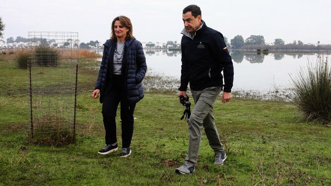 Teresa Ribera y Juanma Moreno en las marismas de Doñana el pasado 27 de noviembre cuando se firmó el Acuerdo por Doñana.
