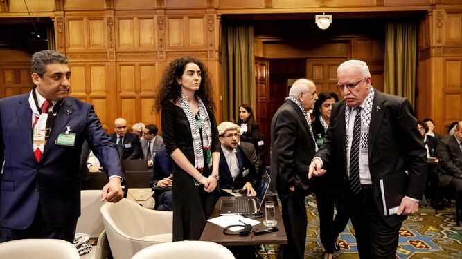 El ministro de Exteriores palestino, Riad al Maliki (izq.), en la Corte Internacional de Justicia de La Haya.