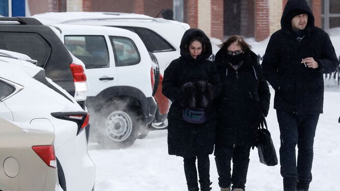 Lyudmila Navalnaya (c), madre de Navalni, camina acompañada por sus abogados en la ciudad de Salejard.