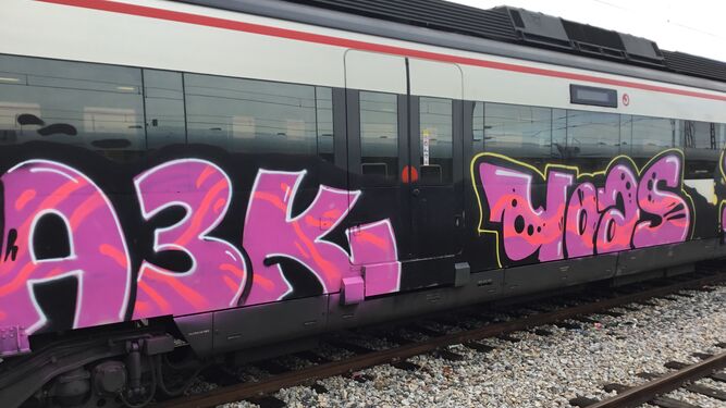 Los grafitis en los trenes de Renfe en Andalucía generaron un coste público de 566.870 euros