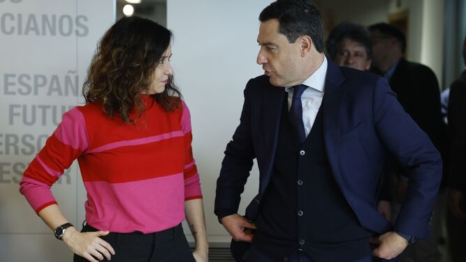 Juanma Moreno con Isabel Díaz Ayuso en los momentos previos a la reunión de la Ejecutiva nacional del PP.